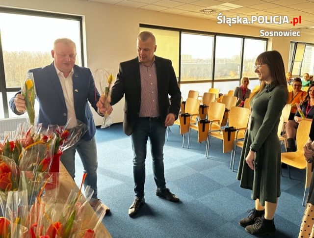 Dzień Kobiet w Komendzie Miejskiej Policji w Sosnowcu. Miły akcent mundurowych!