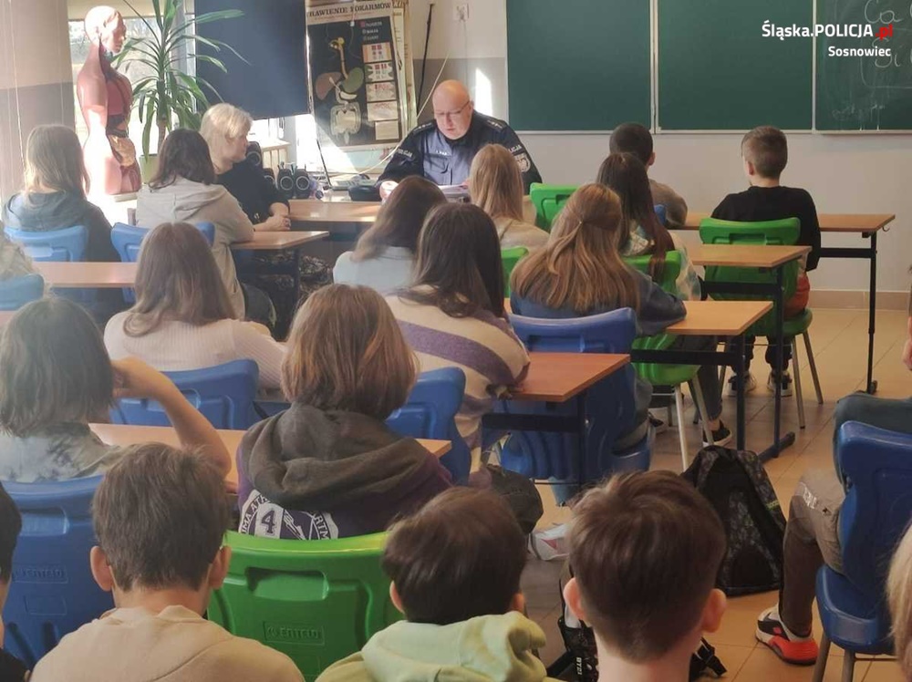 Policjanci rozmawiali o cyberzagrożeniach i tolerancji. Spotkanie z SP 42 w Sosnowcu