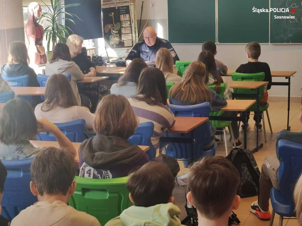 Policjanci rozmawiali o cyberzagrożeniach i tolerancji. Spotkanie z SP 42 w Sosnowcu
