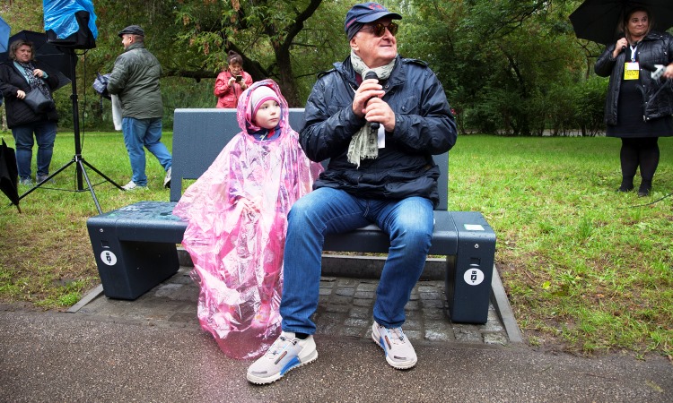 Sosnowiec: Z ławeczki w Parku Sieleckim "popłyną" przeboje Jacka Cygana!