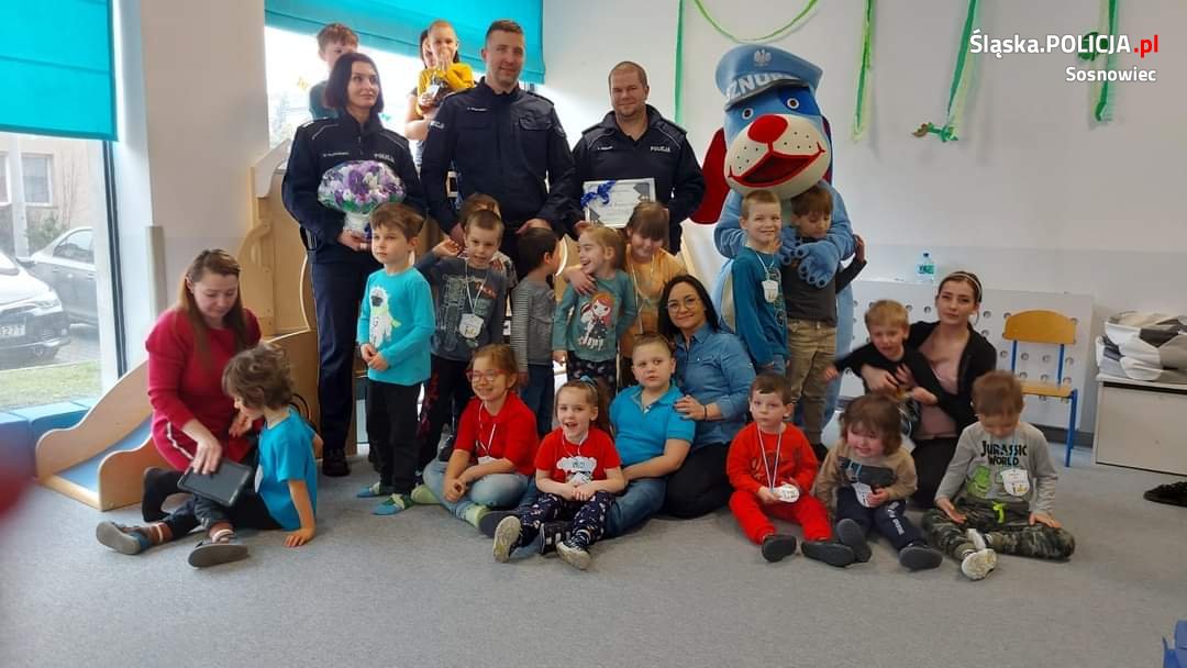 "Akademia Kolorowych Podróży" w Sosnowcu. Spotkanie policjantów z najmłodszymi