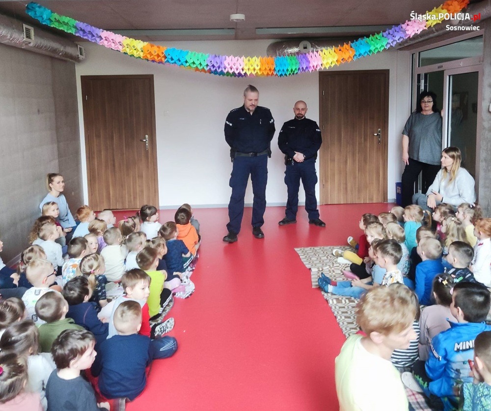 Sosnowieccy dzielnicowi z najmłodszymi o bezpieczeństwie w ruchu drogowym
