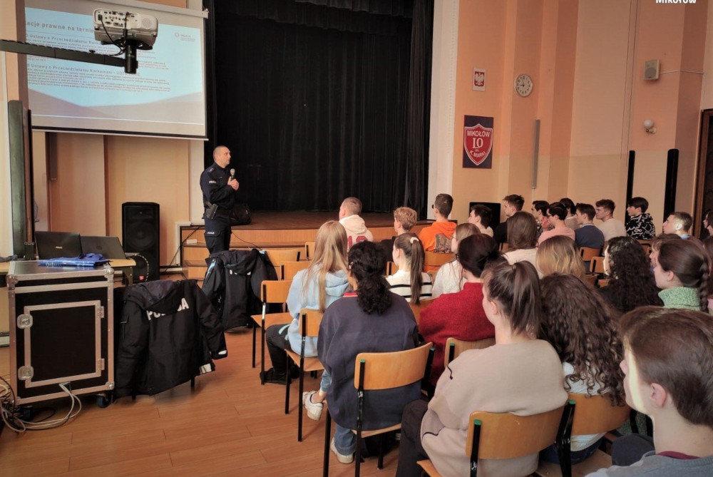 Policjanci i Sanepid po raz kolejny wspólnie edukują młodzież