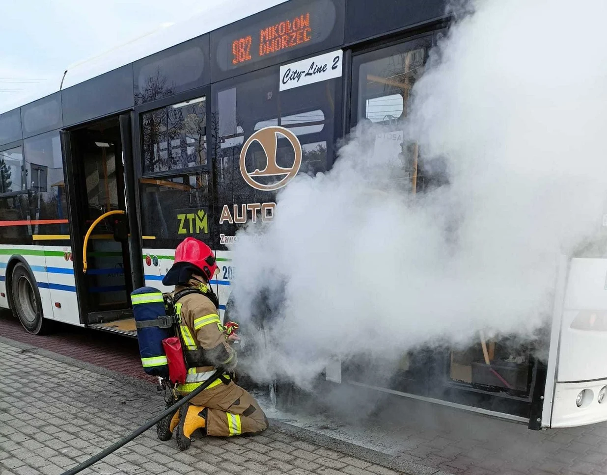 Pożar autobusu na DK44! Występowały utrudnienia w ruchu drogowym [ZDJĘCIA]