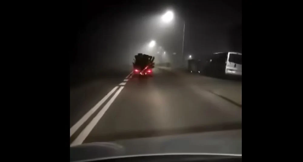 On znów to zrobił! Kierowca cinquecento znów przewoził bele drewna [FILM]