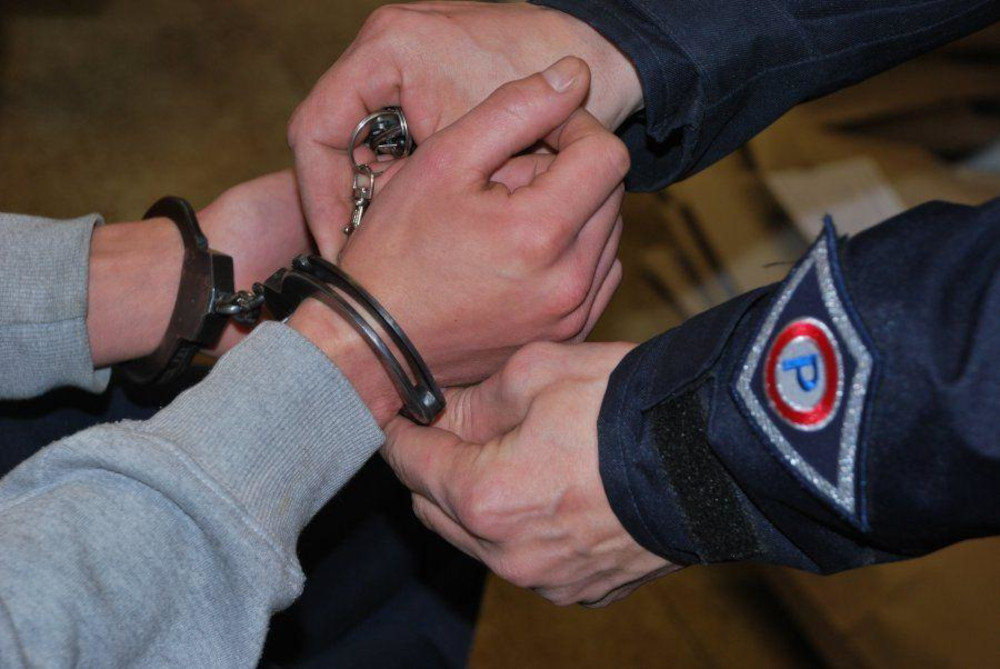 Mikołów: 21-latek zatrzymany ze marihuanę. Na widok policji pozbył się worka z suszem