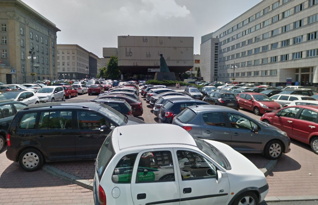 Mieszkańcy chcą likwidacji parkingu na pl. Sejmu Śląskiego. Powstała petycja do prezydenta