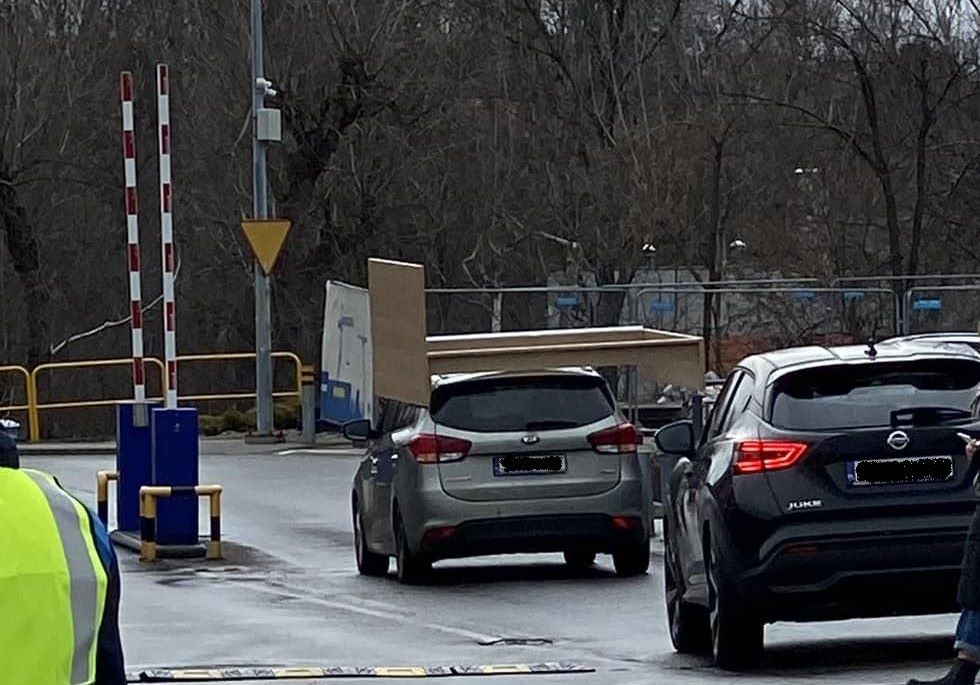 Jak nie przewozić mebli? Niecodzienny widok pod sklepem IKEA w Katowicach