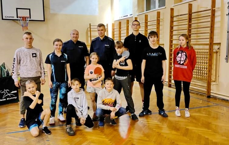 Dzielnicowi rozmawiali z młodzieżą zrzeszoną w klubie UKS "Oktagon" o ich bezpieczeństwie