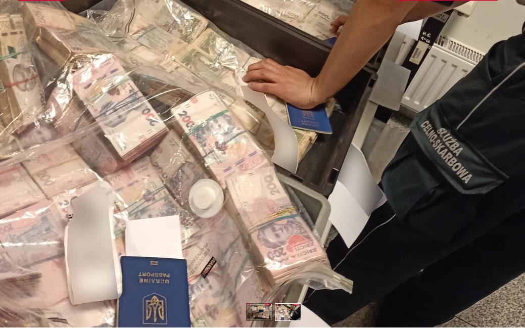 Katowice: Skuteczna kontrola śląskiej KAS w Pyrzowicach. 7 milionów hrywien w bagażach
