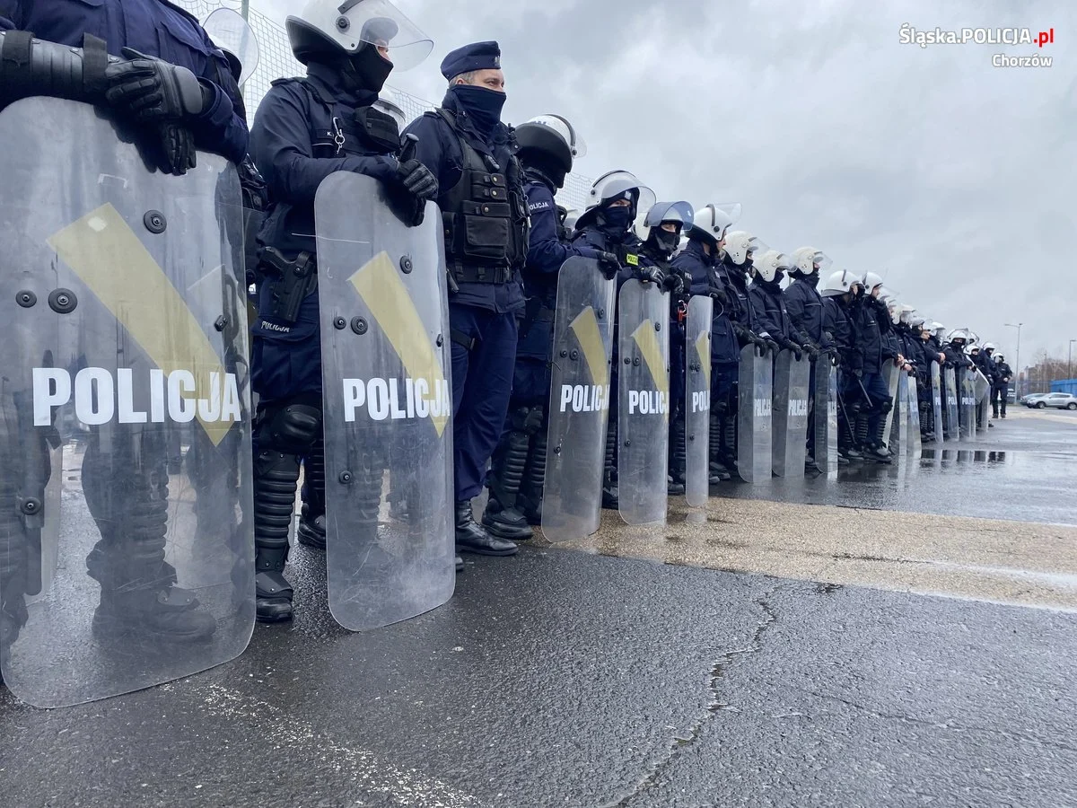 Policyjne ćwiczenia na stadionie piłkarskim przy ulicy Cichej w Chorzowie