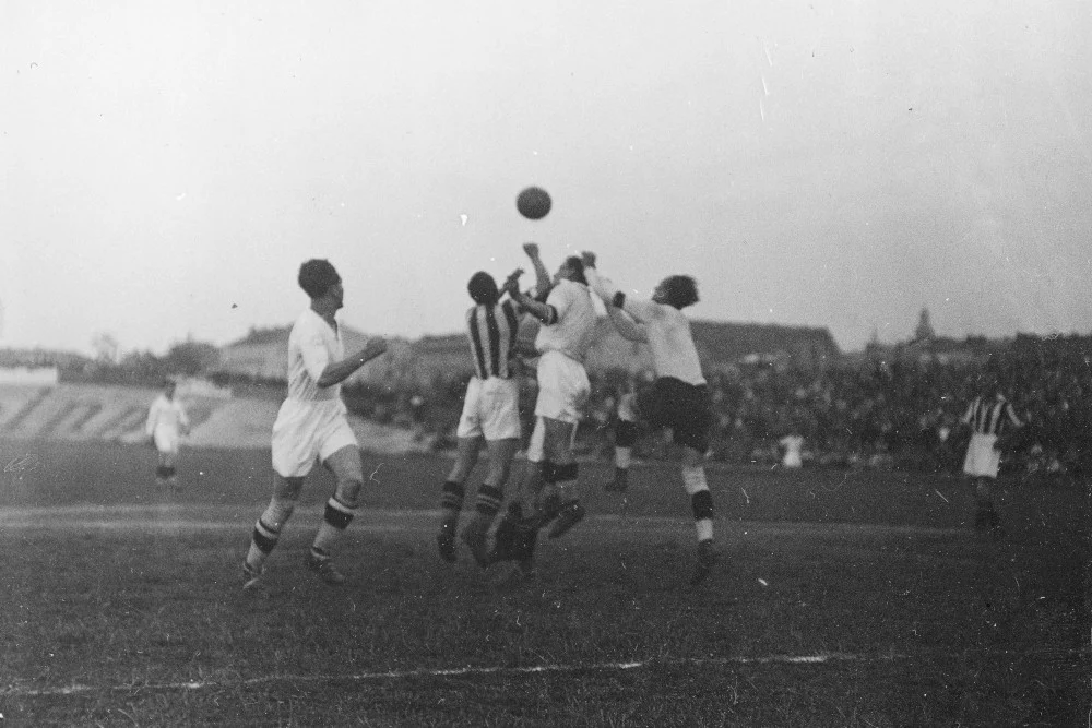 37. Mecz piłki nożnej Cracovia-Ruch Wielkie Hajduki w Krakowie w 1935 roku