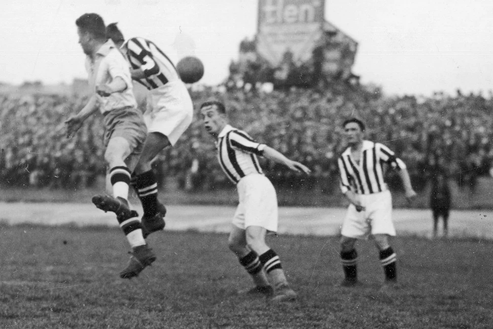39. Mecz piłki nożnej Cracovia-Ruch Wielkie Hajduki w Krakowie w 1935 roku