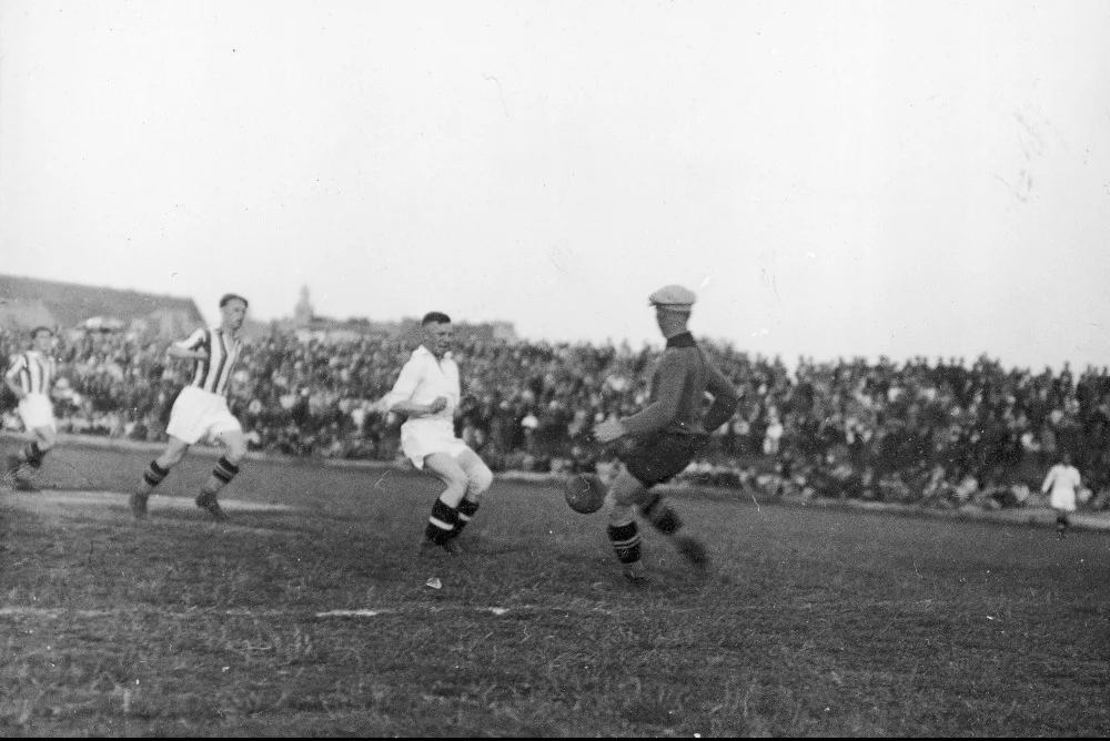 40. Mecz piłki nożnej Cracovia-Ruch Wielkie Hajduki w Krakowie w 1935 roku
