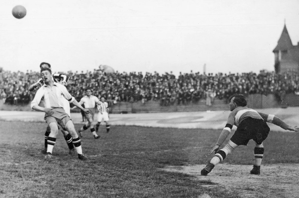 41. Mecz piłki nożnej Cracovia-Ruch Wielkie Hajduki w Krakowie w 1935 roku