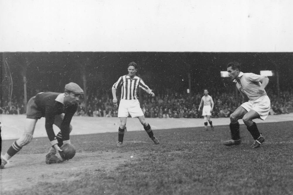 49. Mecz piłki nożnej Cracovia-Ruch Wielkie Hajduki w Krakowie w 1937 roku