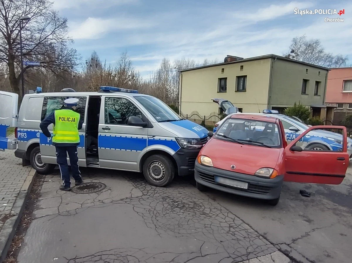 Pościg za 22-latkiem, który miał sądowy zakaz jazdy. Jego pasażer posiadał narkotyki