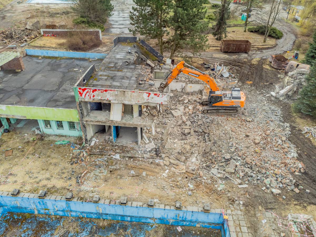 Ruszyło wyburzanie chorzowskiej "Fali". Nowy kompleks basenów zachwyci!