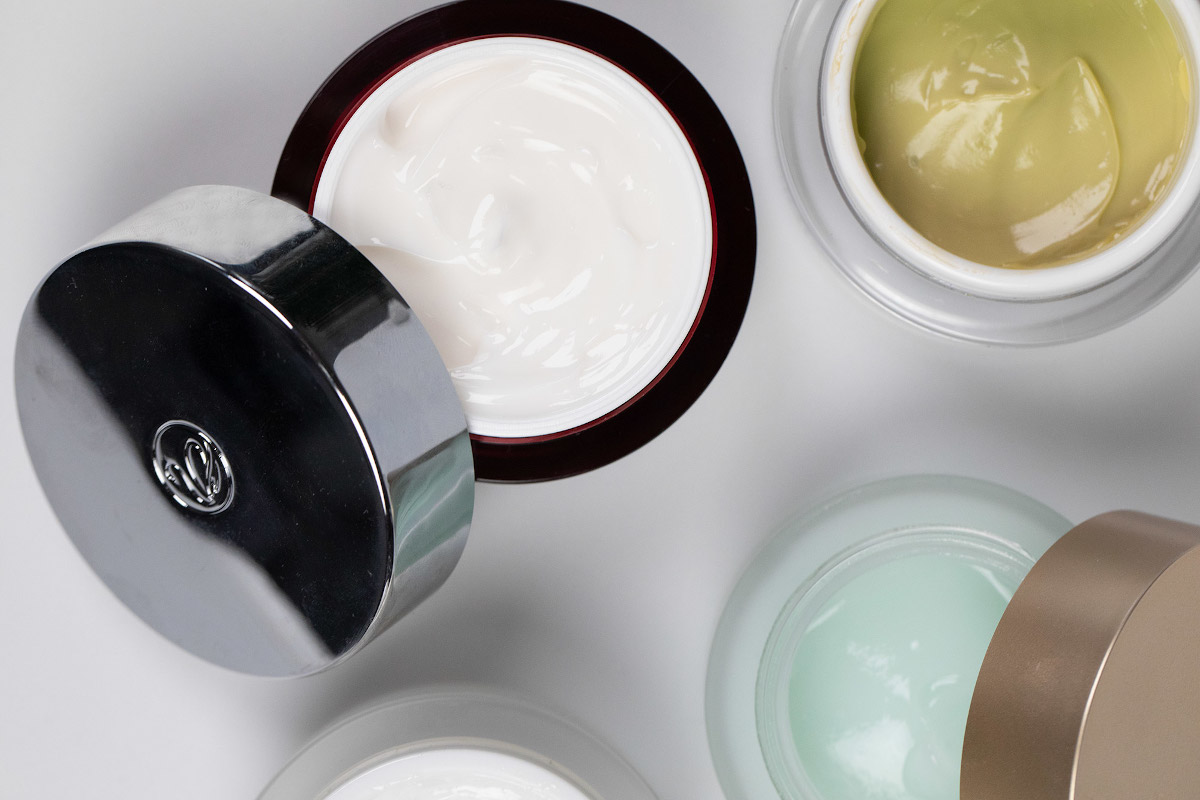 Maska do twarzy i krem pod oczy - te kosmetyki wzbogacą Twoją pielęgnację