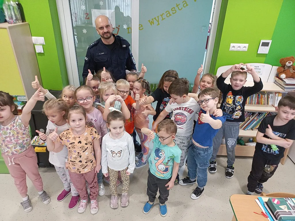 Żorski profilaktyk odwiedził przedszkole. Dzieci przygotowały specjalny wierszyk [FILM]