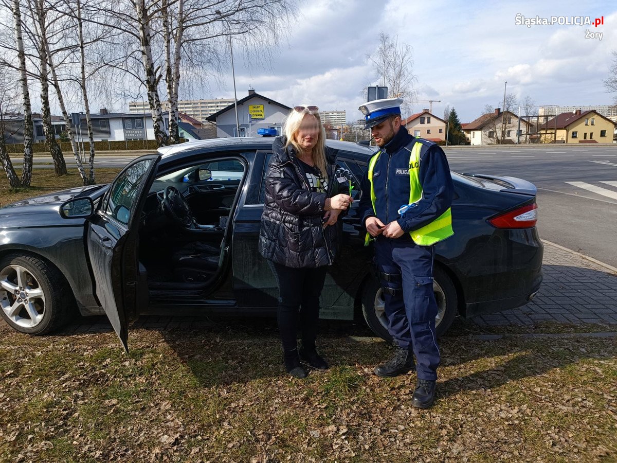 Z okazji Dnia Kobiet żorska drogówka zamiast mandatów rozdawała... kwiaty [ZDJĘCIA]