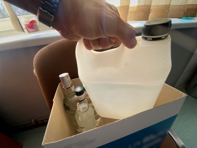 Sprzedawca "lewego" alkoholu wpadł z kontrabandą w mieszkaniu