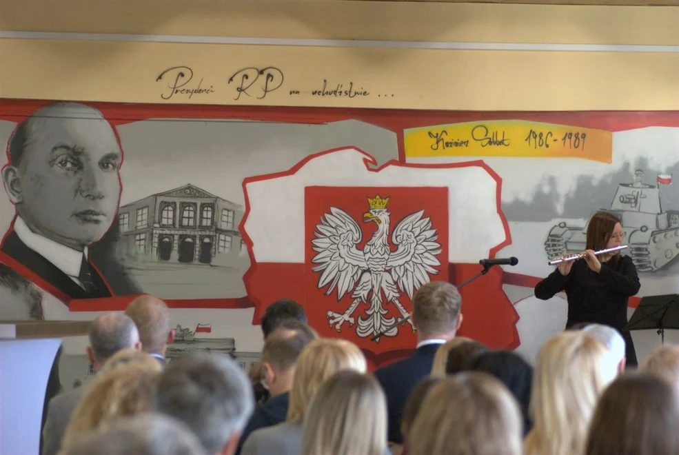 Świętochłowice: W SP nr 1 odsłonięto mural upamiętniający Prezydentów RP na uchodźstwie