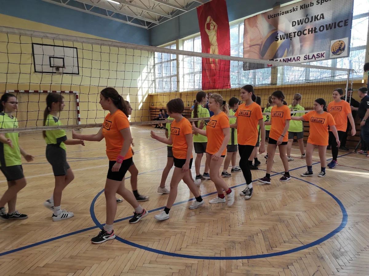Uczniowie świętochłowickich podstawówek rywalizowali pod siatką