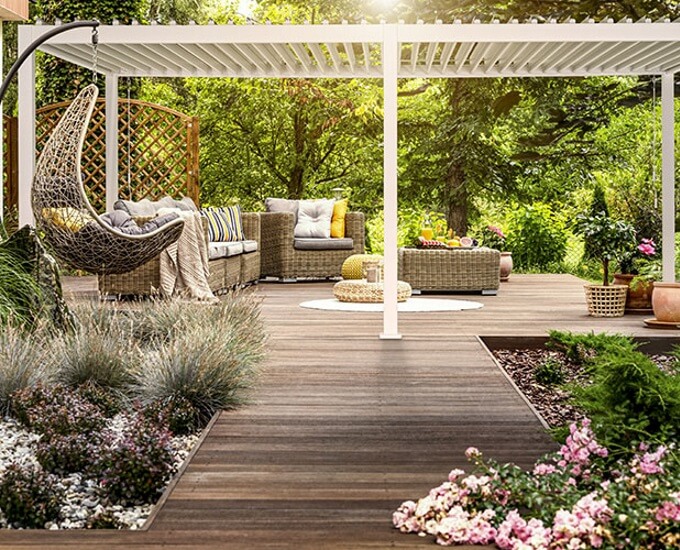 Altana ogrodowa – czy warto budować altanę w ogrodzie?