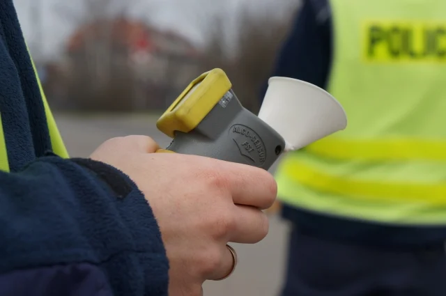 67-letni amator jazdy na "podwójnym gazie" miał w organizmie blisko pół promila alkoholu