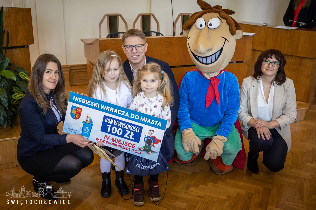 Finał konkursu "Niebieski wkracza do miasta". Rywalizowali w ilości zebranej makulatury