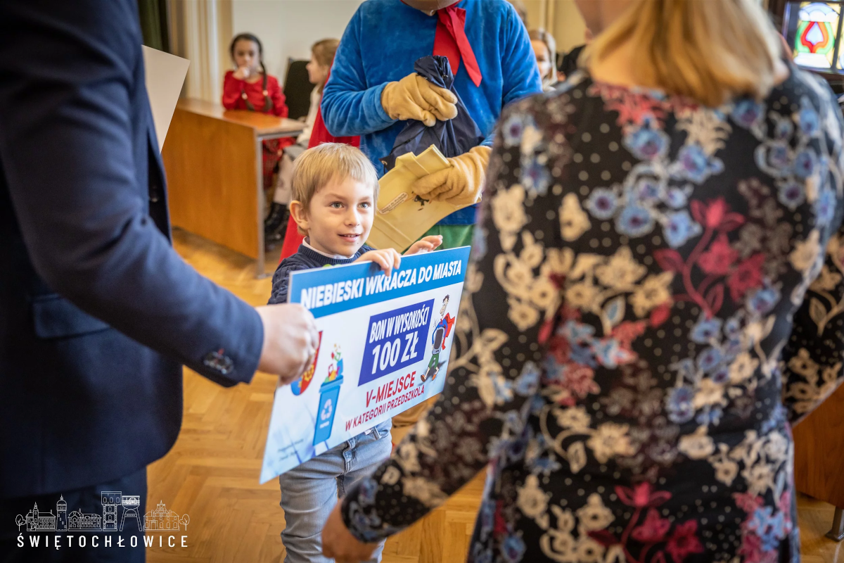 Finał konkursu "Niebieski wkracza do miasta". Rywalizowali w ilości zebranej makulatury