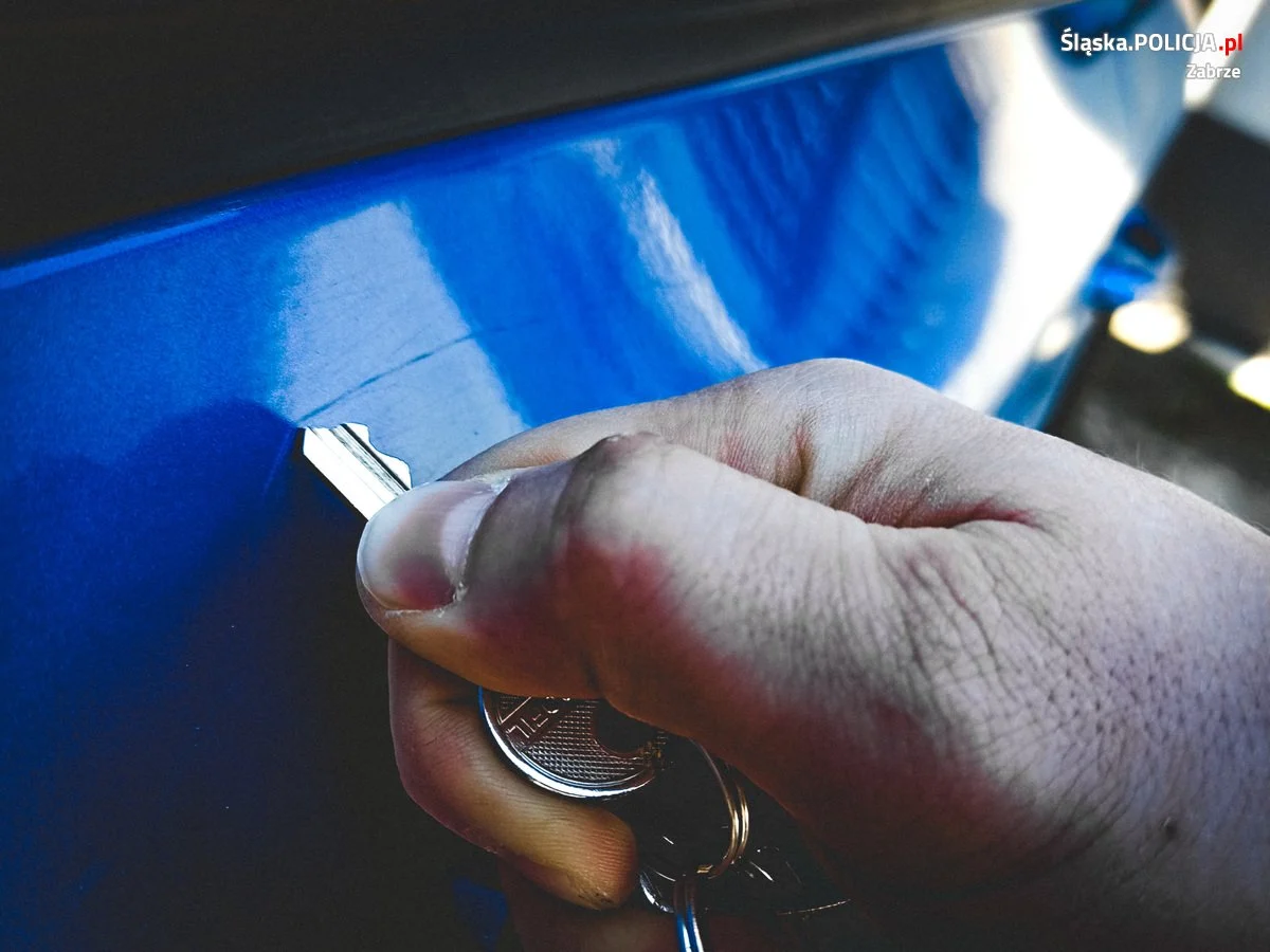 Wracając z pracy rysował samochody kluczem. 23-latek został zatrzymany