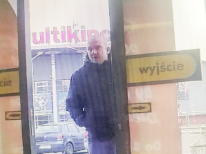 Posługiwał się przywłaszczoną karta bankomatową. Rozpoznajesz go?