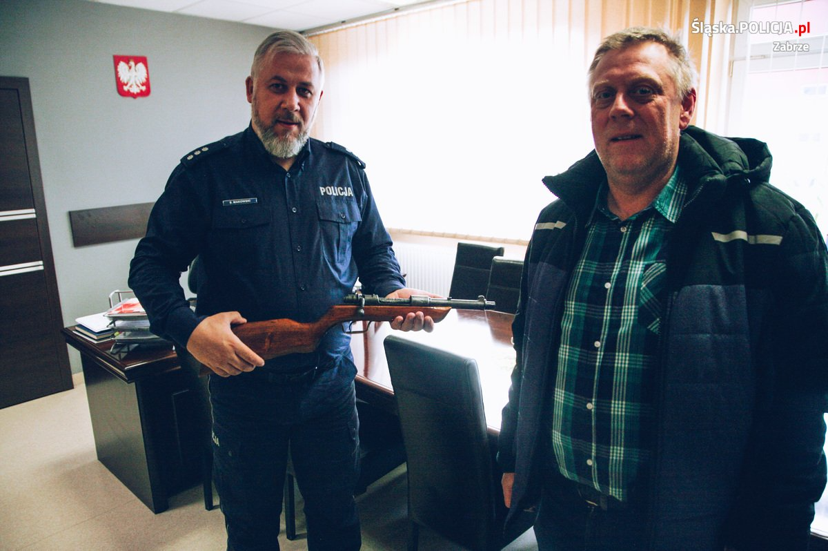 Policjanci przekazali zabytkową broń do muzeum w Tarnowskich Górach