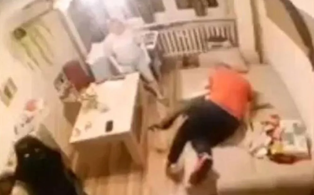 Dusił swojego 7-letniego syna. Szokujące nagranie obiegło sieć