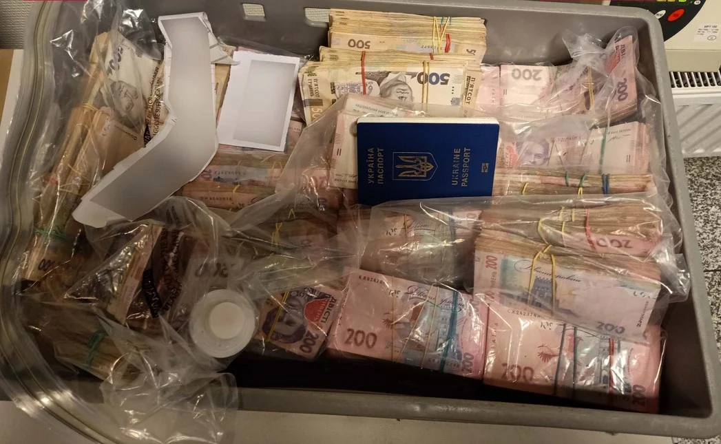 Skuteczna kontrola śląskiej KAS na lotnisku w Pyrzowicach. 7 milionów hrywien ukryte w bagażach