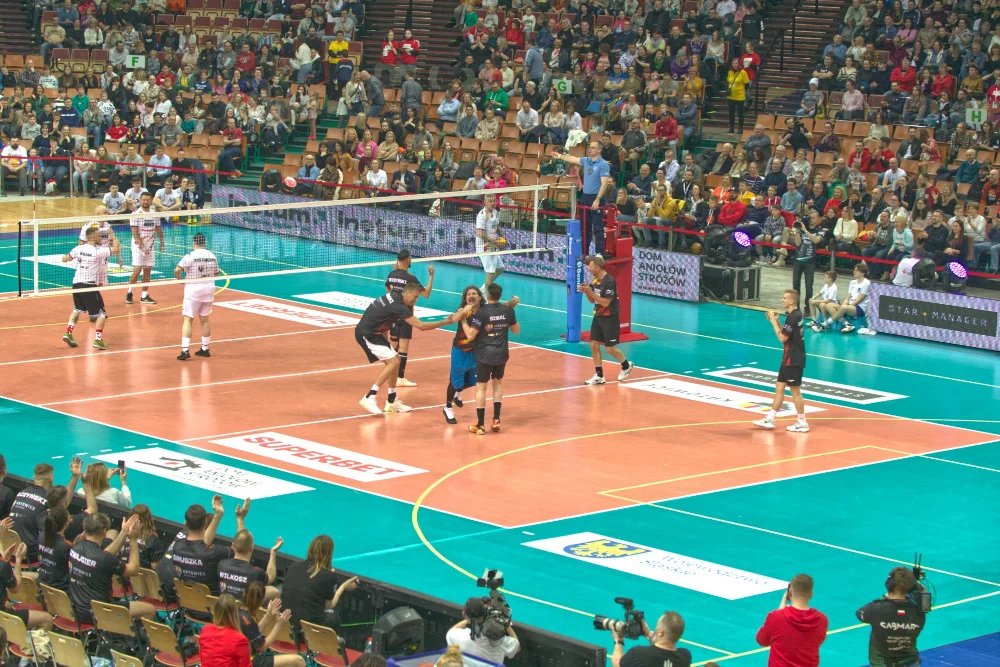 [ZDJĘCIA] Kosmiczny Mecz z Aniołami w Katowicach. Plejada gwiazd w Spodku