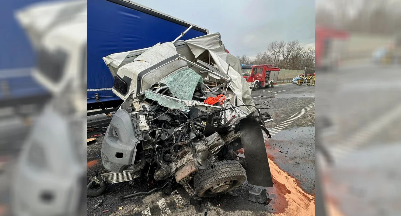 Groźny wypadek w Dąbrowie Górniczej. Na DK94 ciężarówka zderzyła się z busem! [ZDJĘCIA]