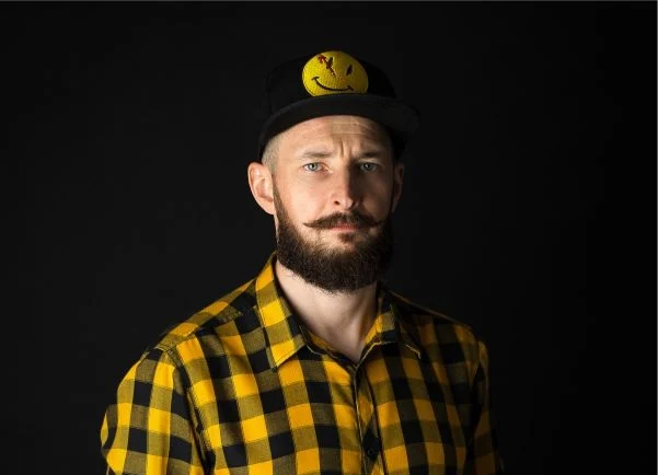 Stand-uper Adam Van Bendler z programem "Zło konieczne" w DK Bielszowice