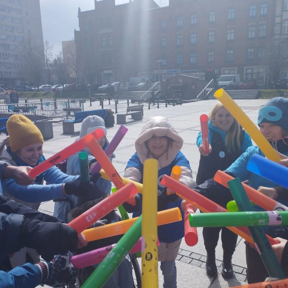 "Nie bądźmy zieloni w temacie autyzmu". Wyjątkowy happening na rudzkim rynku
