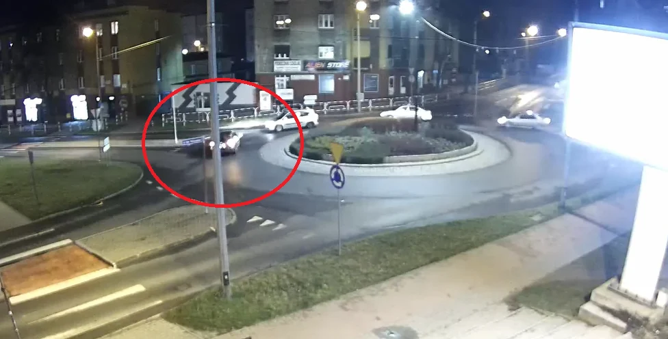 Na rondzie pod prąd! Kolejny kierowca "pogubił się" na rondzie w Wirku [FILM]