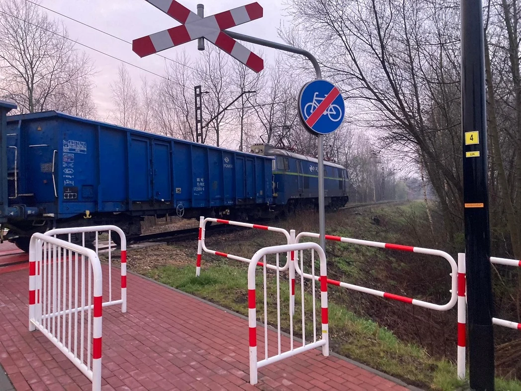 Samochód osobowy zderzył się z pociągiem. Przejazd kolejowy był zablokowany!