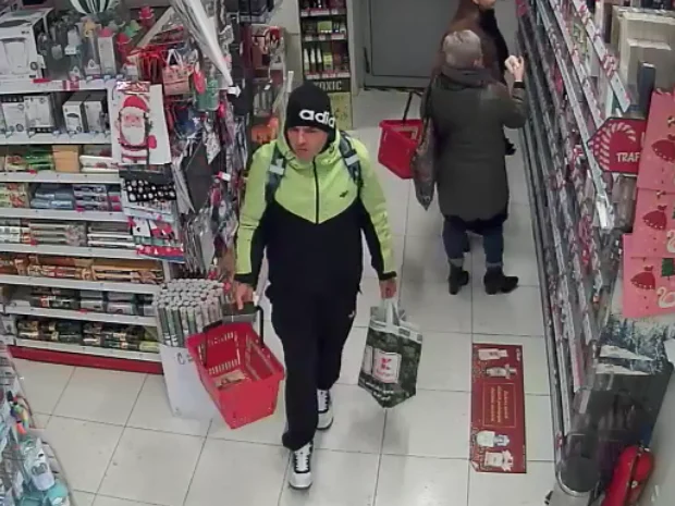 Ukradł w Rossmannie kosmetyki o wartości 505 złotych. Rozpoznajesz sprawcę?