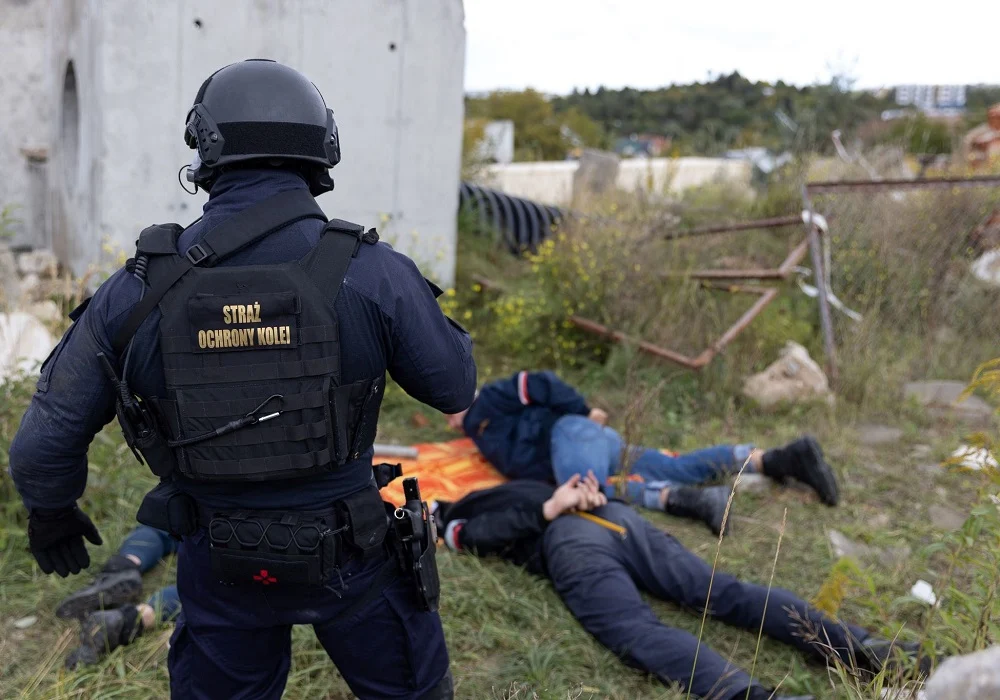 Złapani na gorącym uczynku: Wysypali prawie tonę miału węglowego z pociągu towarowego