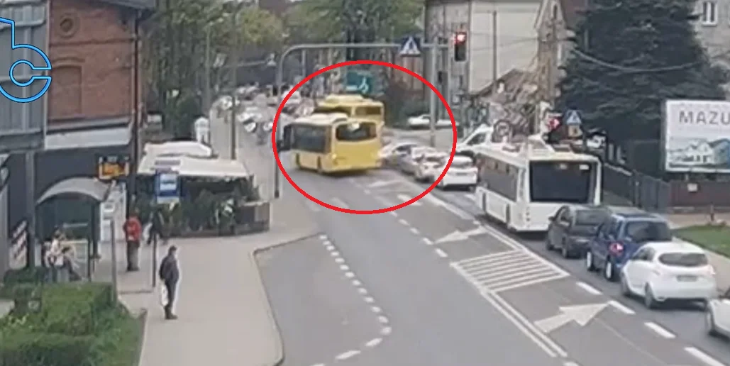 Niebezpieczny manewr autobusu komunikacji miejskiej. Doszło do kolizji! [FILM]