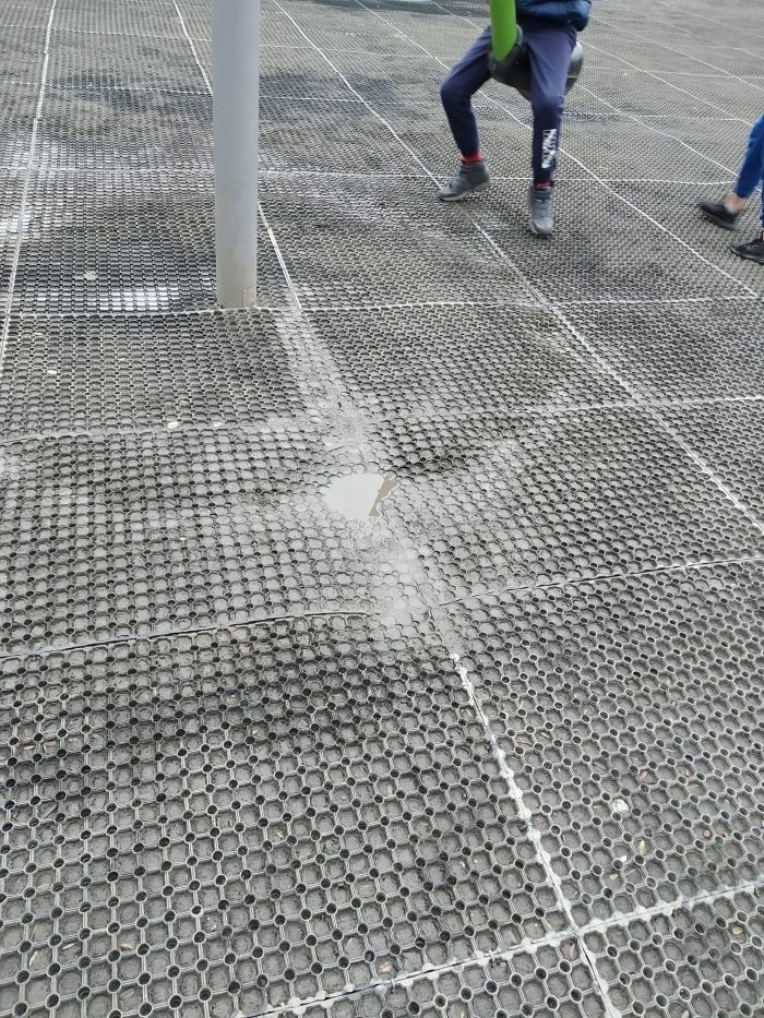 Pierwsze problemy nowego placu zabaw na Burloch Arenie. Podłoże się zapada!