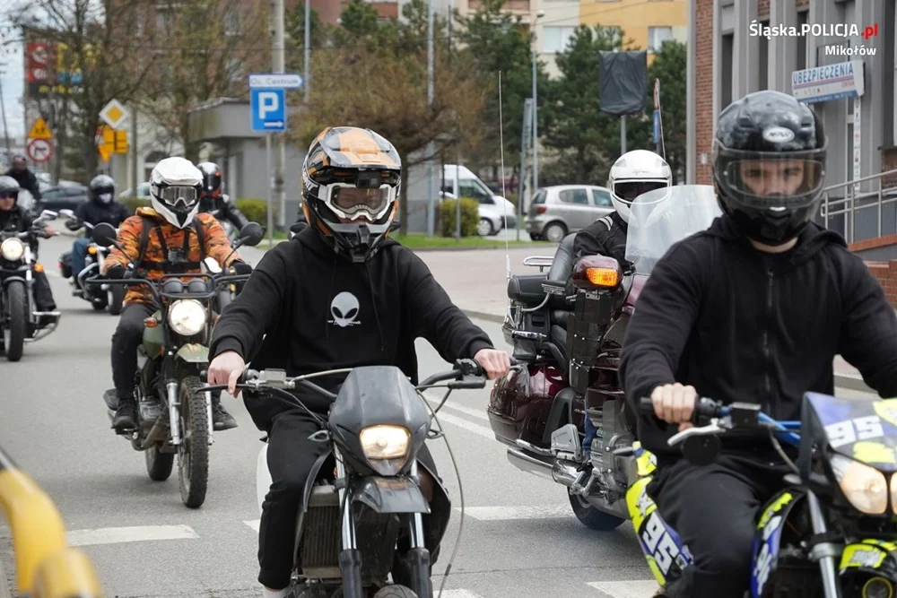 Łaziska Górne: Policjanci drogówki zabezpieczyli paradę motocyklową