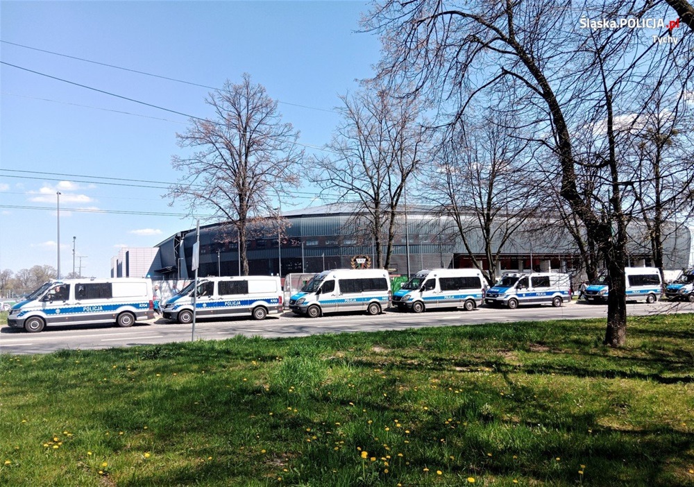Policyjne zabezpieczenie meczu w Tychach. Kolejny konwój patrol za nami
