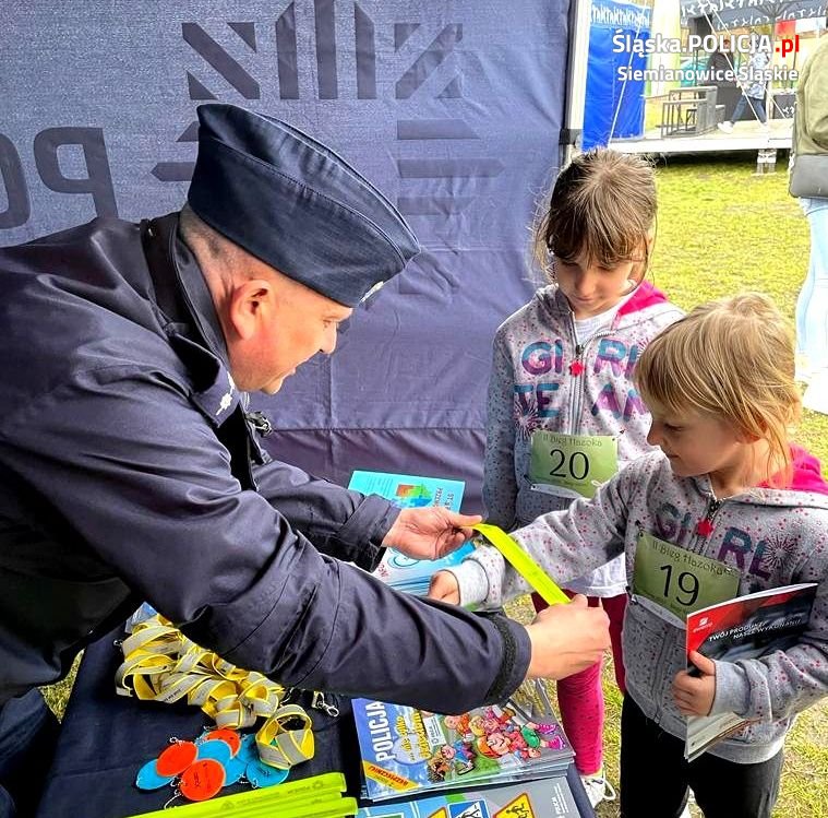 Profilaktyka podczas II Biegu Hazoka. Dzielnicowi przypominali o bezpieczeństwie